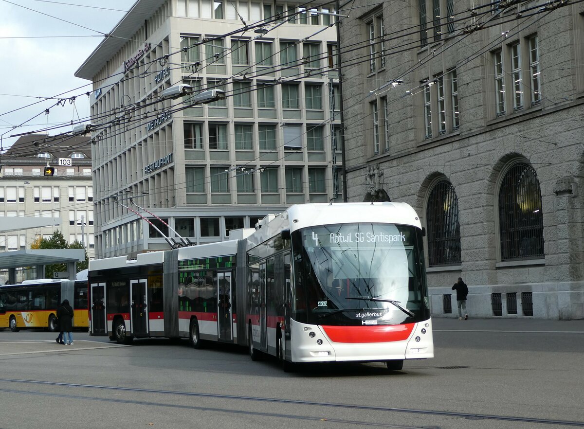 (241'006) - St. Gallerbus, St. Gallen - Nr. 133 - Hess/Hess Doppelgelenktrolleybus am 11. Oktober 2022 beim Bahnhof St. Gallen