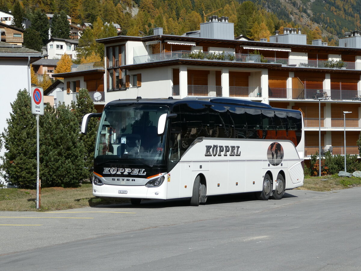 (241'111) - Kppel, Au - SG 2477 - Setra am 12. Oktober 2022 beim Bahnhof Samedan