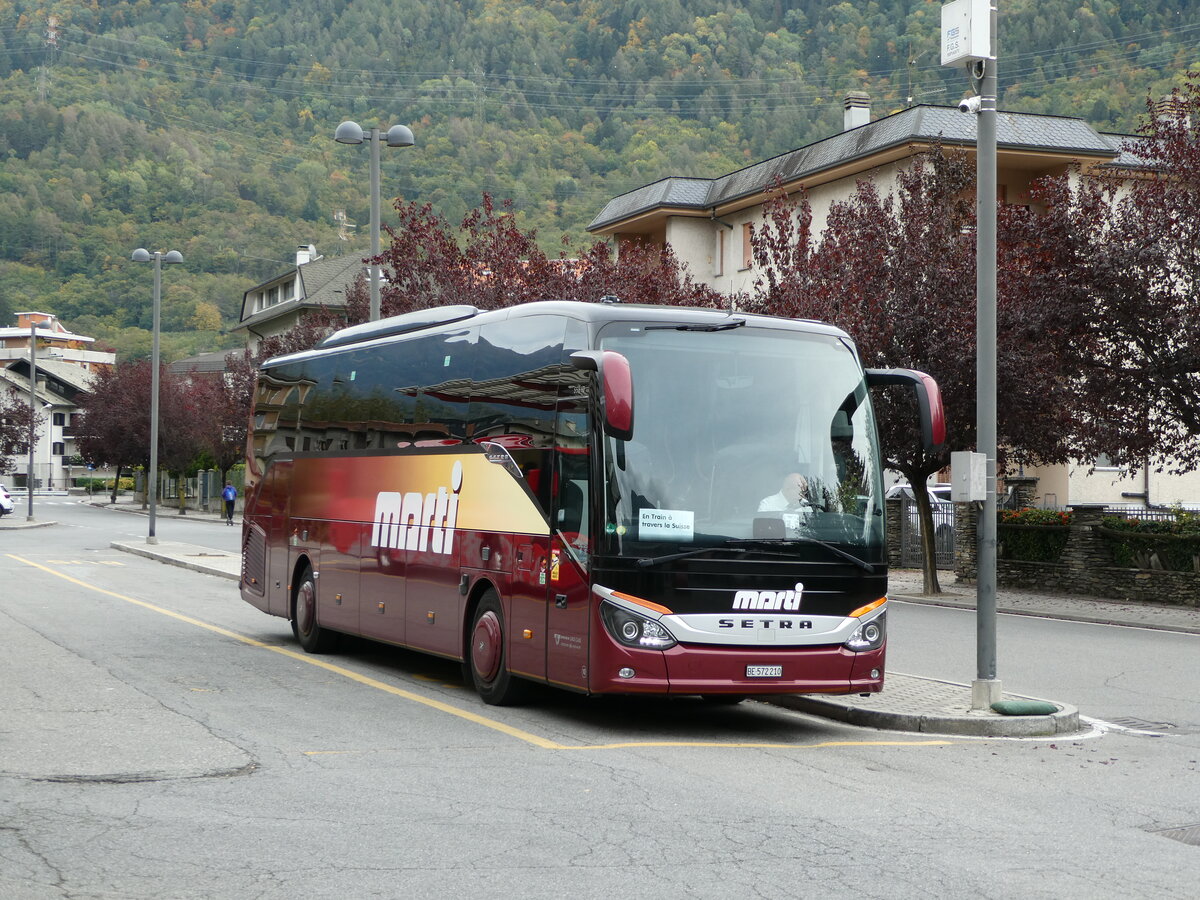 (241'236) - Aus der Schweiz: Marti, Kallnach - Nr. 10/BE 572'210 - Setra am 13. Oktober 2022 beim Bahnhof Tirano