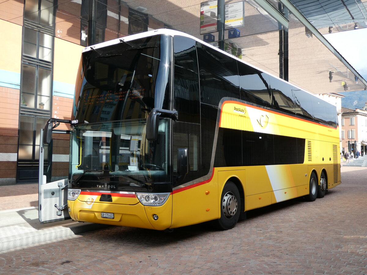 (241'296) - PostAuto Graubnden - GR 170'402 - Van Hool am 14. Oktober 2022 beim Bahnhof Bellinzona