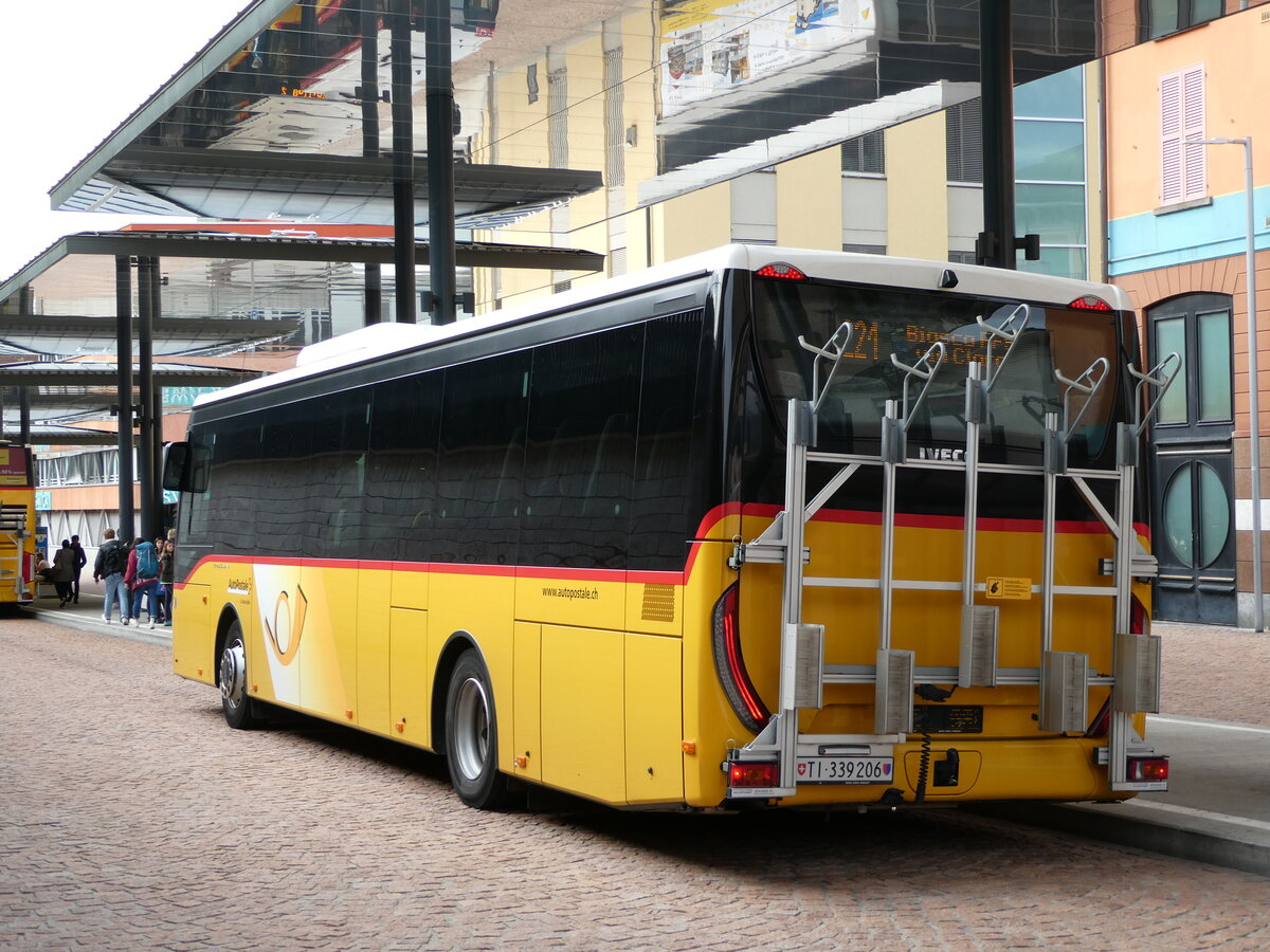 (241'315) - AutoPostale Ticino - TI 339'206 - Iveco am 14. Oktober 2022 beim Bahnhof Bellinzona