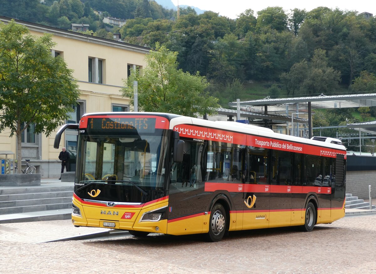 (241'321) - AutoPostale Ticino - TI 339'204 - MAN am 14. Oktober 2022 beim Bahnhof Bellinzona