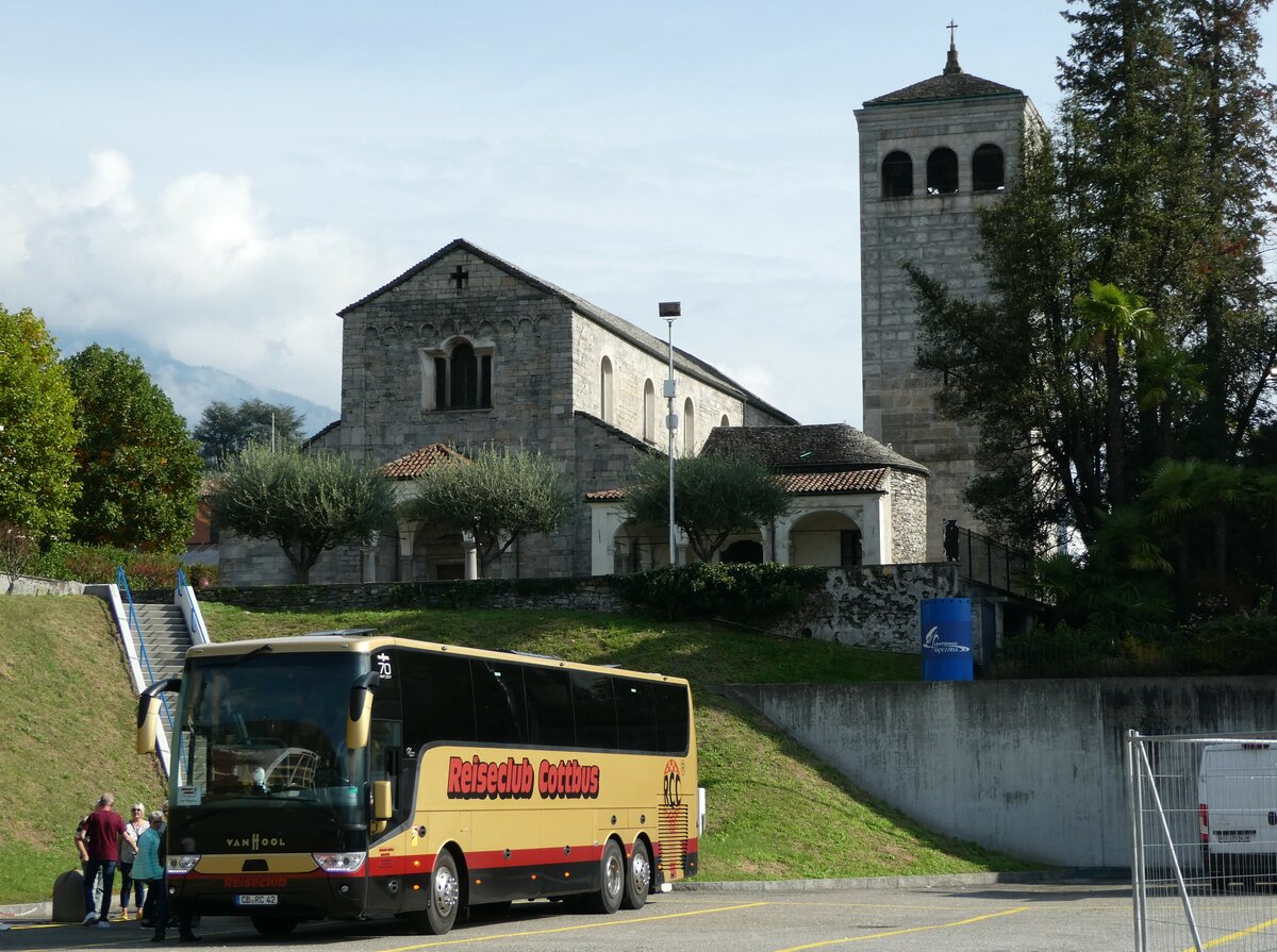 (241'327) - Aus Deutschland: Reiseclub, Cottbus - CB-RC 42 - Van Hool am 14. Oktober 2022 beim Bahnhof Locarno