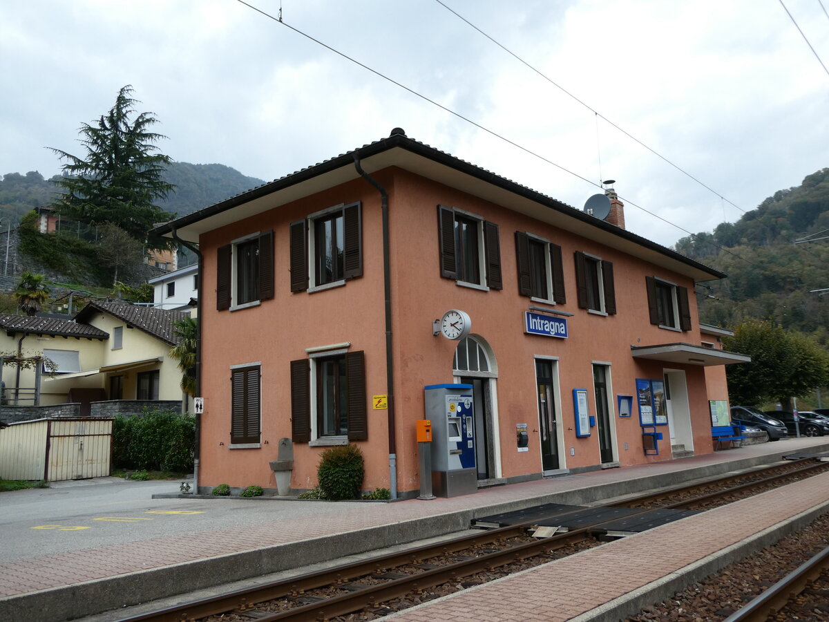 (241'348) - Bahnhof Intragna am 14. Oktober 2022