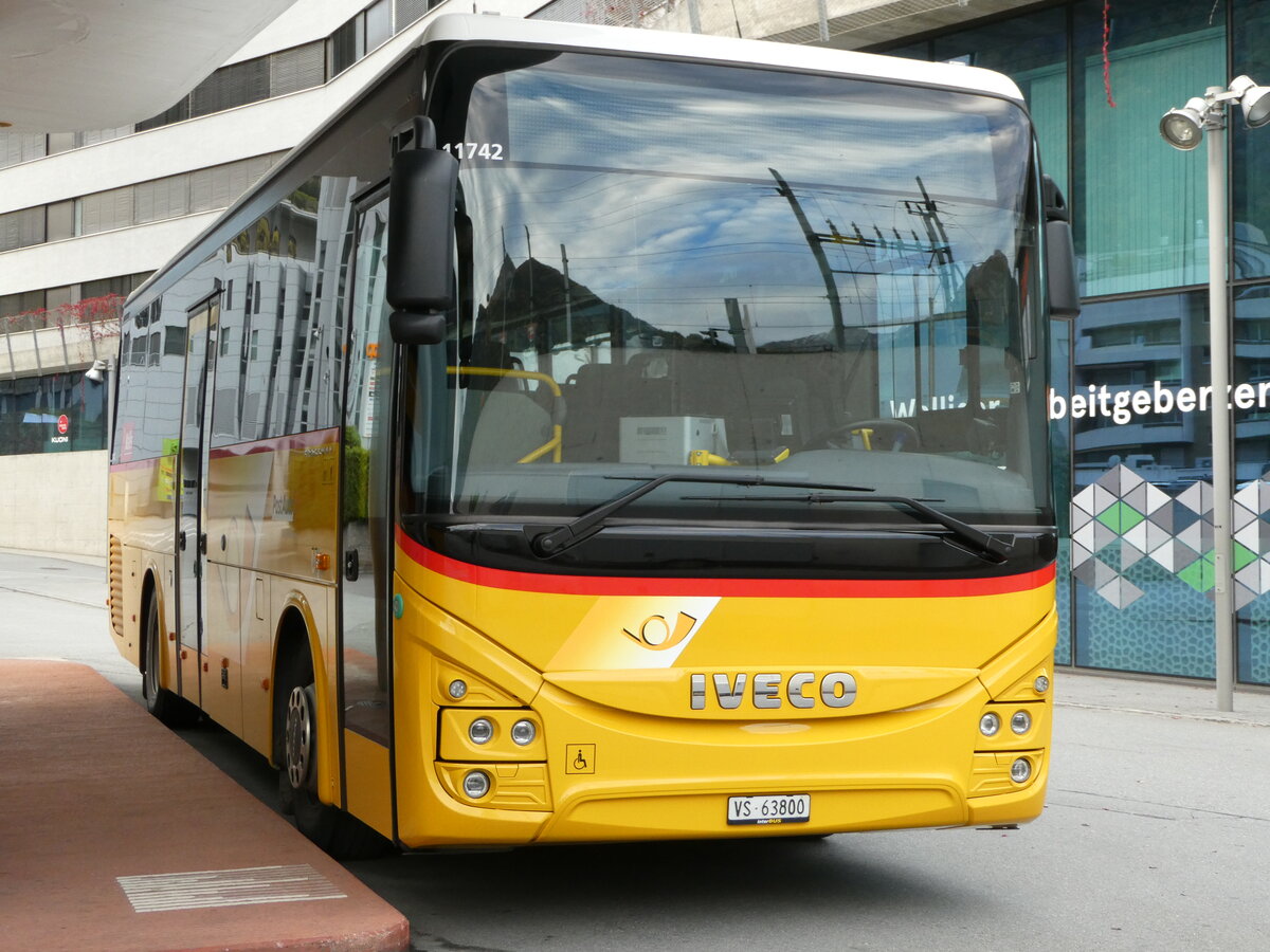 (241'413) - Autotour, Visp - VS 63'800 - Iveco am 16. Oktober 2022 beim Bahnhof Visp