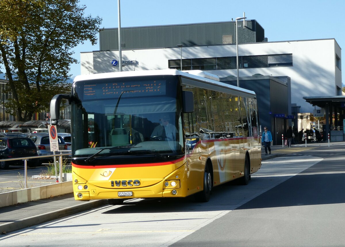 (241'478) - PostAuto Wallis - VS 516'247 - Iveco am 18. Oktober 2022 beim Bahnhof Interlaken Ost