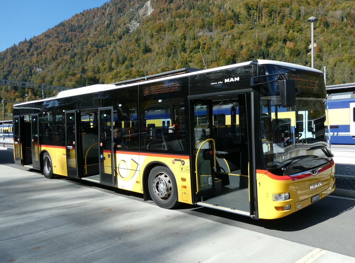 (241'500) - PostAuto Zentralschweiz - Nr. 1/OW 10'601 - MAN (ex Dillier, Sarnen Nr. 1) am 18. Oktober 2022 beim Bahnhof Interlaken Ost