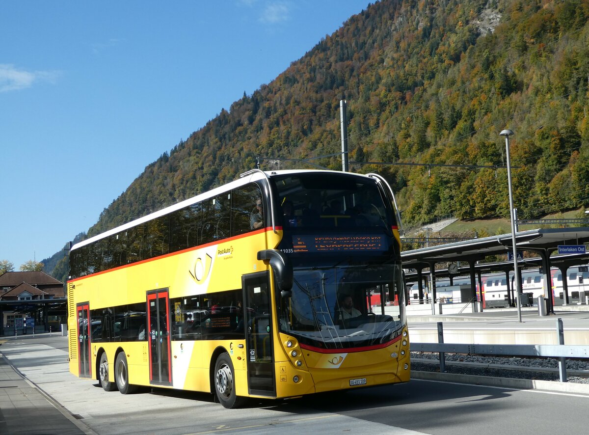 (241'506) - PostAuto Ostschweiz - SG 451'109 - Alexander Dennis (ex CarPostal Ouest; ex PostAuto Ostschweiz SG 445'308) am 18. Oktober 2022 beim Bahnhof Interlaken Ost