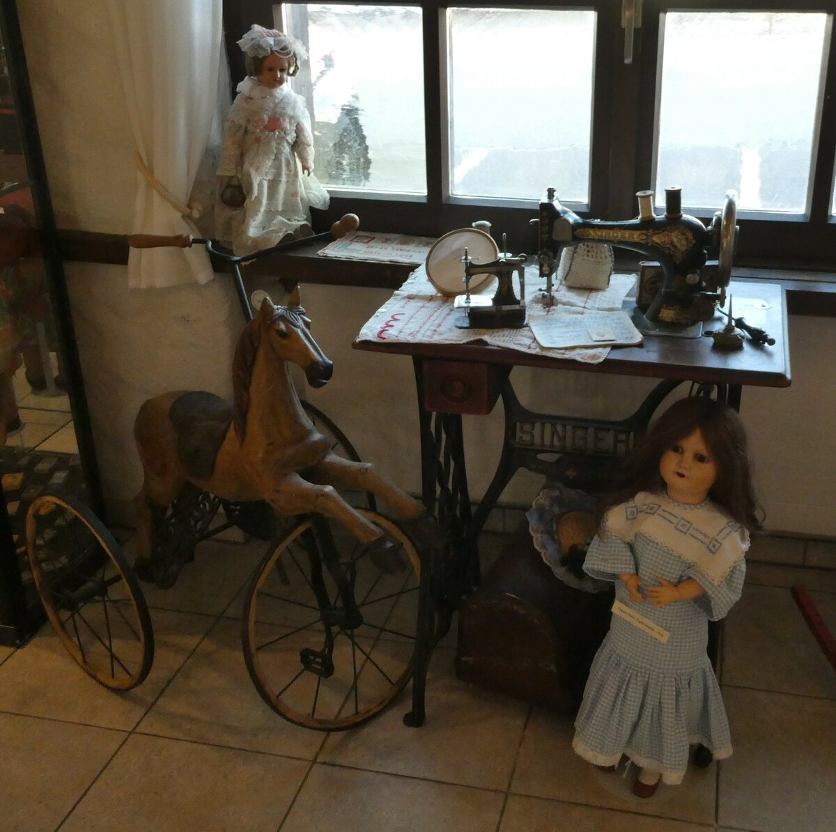 (241'545) - Singer-N�hmaschine am 18. Oktober 2022 in Spiez, Spielzeugmuseum