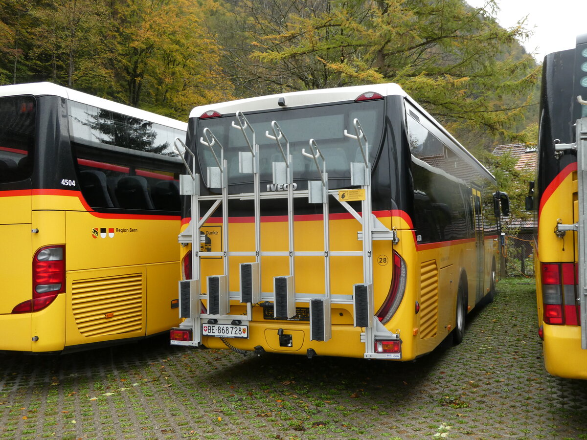 (241'823) - Flck, Brienz - Nr. 28/BE 868'728 - Iveco am 24. Oktober 2022 in Meiringen, Postgarage