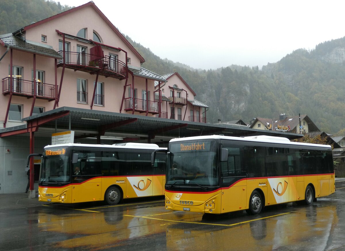 (241'841) - Flck, Brienz - Nr. 29/BE 868'729 + Nr. 28/BE 868'728 - Iveco am 24. Oktober 2022 in Meiringen, Postautostation