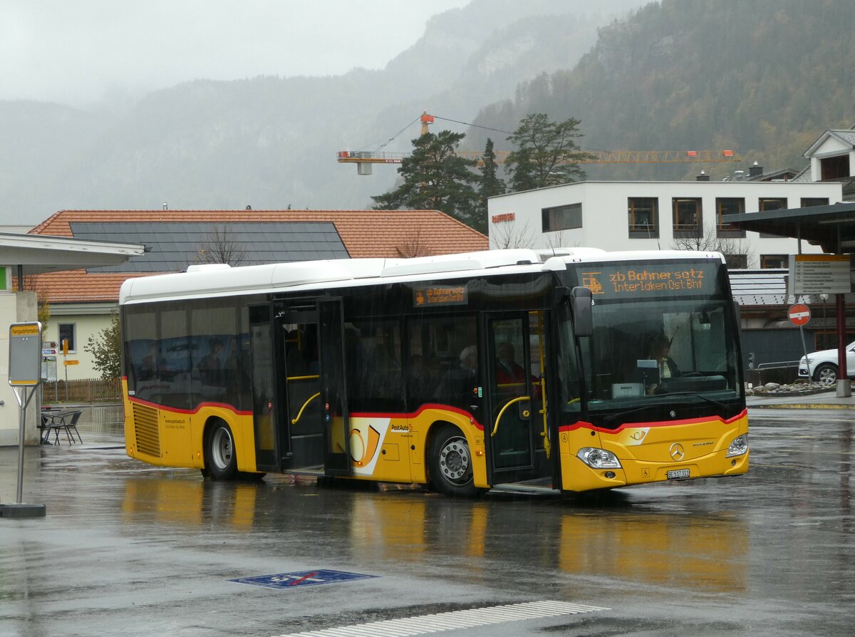 (241'843) - Flck, Brienz - Nr. 4/BE 517'311 - Mercedes am 24. Oktober 2022 beim Bahnhof Meiringen