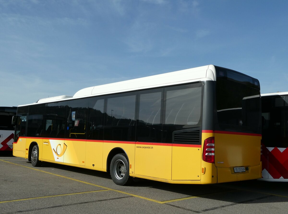 (241'942) - CarPostal Ouest - VD 335'348 - Mercedes am 29. Oktober 2022 in Develier, Parkplatz