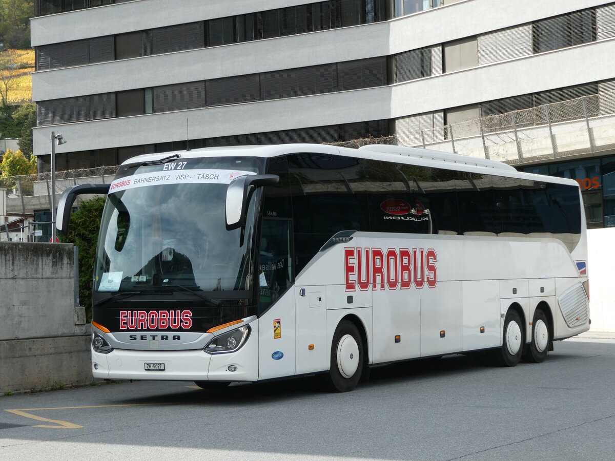 (241'977) - Welti-Furrer, Bassersdorf - Nr. 27/ZH 5027 - Setra am 30. Oktober 2022 beim Bahnhof Visp