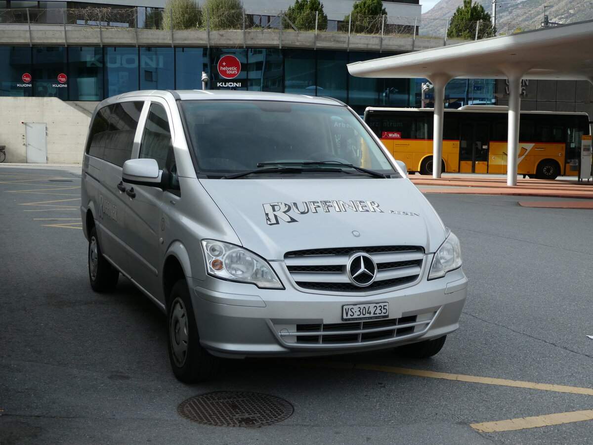 (242'001) - Ruffiner, Turtmann - VS 304'235 - Mercedes am 30. Oktober 2022 beim Bahnhof Visp