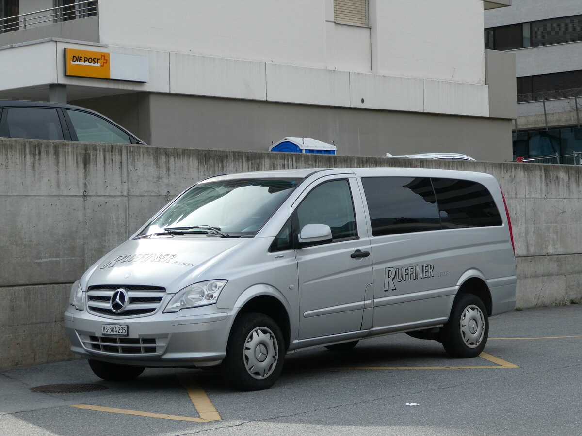 (242'004) - Ruffiner, Turtmann - VS 304'235 - Mercedes am 30. Oktober 2022 beim Bahnhof Visp