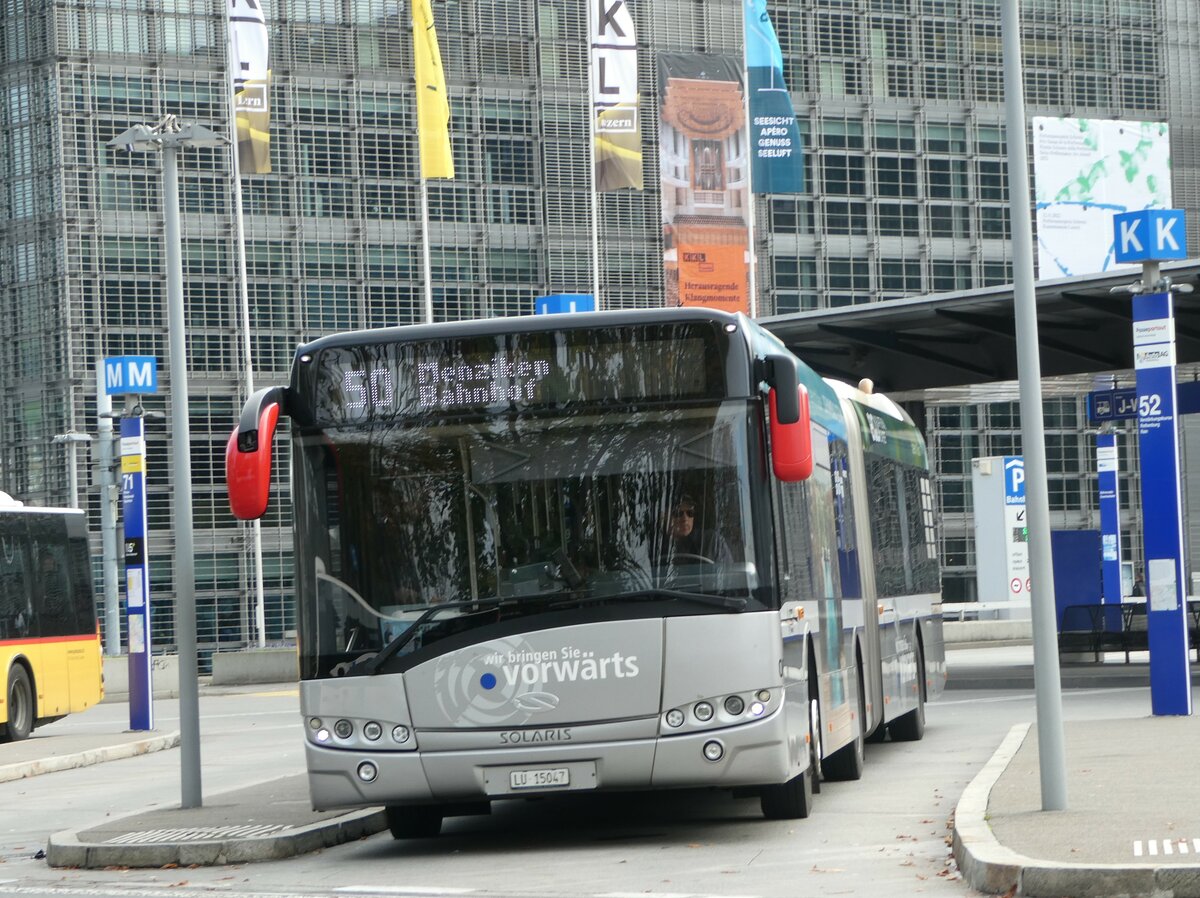 (242'222) - AAGR Rothenburg - Nr. 8/LU 15'047 - Solaris am 6. November 2022 beim Bahnhof Luzern