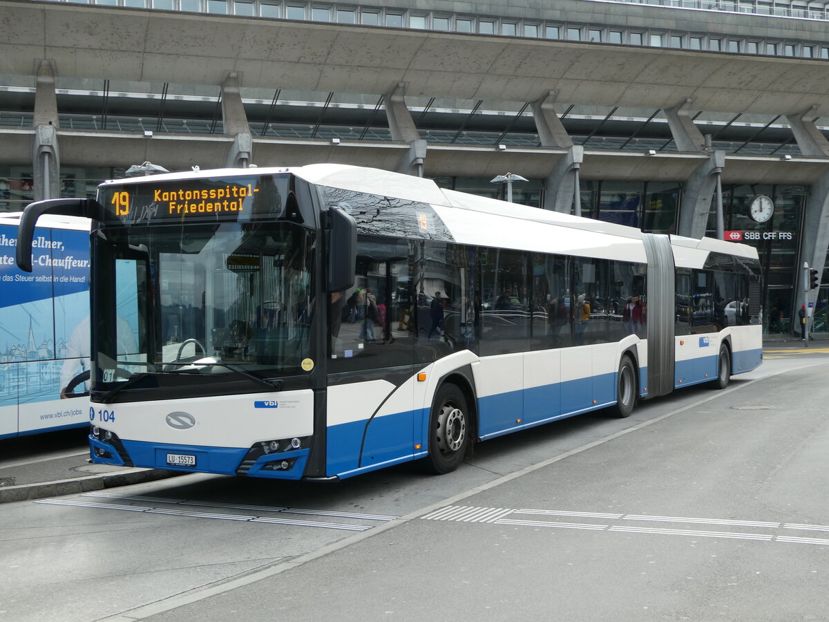 (242'225) - VBL Luzern - Nr. 104/LU 15'573 - Solaris am 6. November 2022 beim Bahnhof Luzern