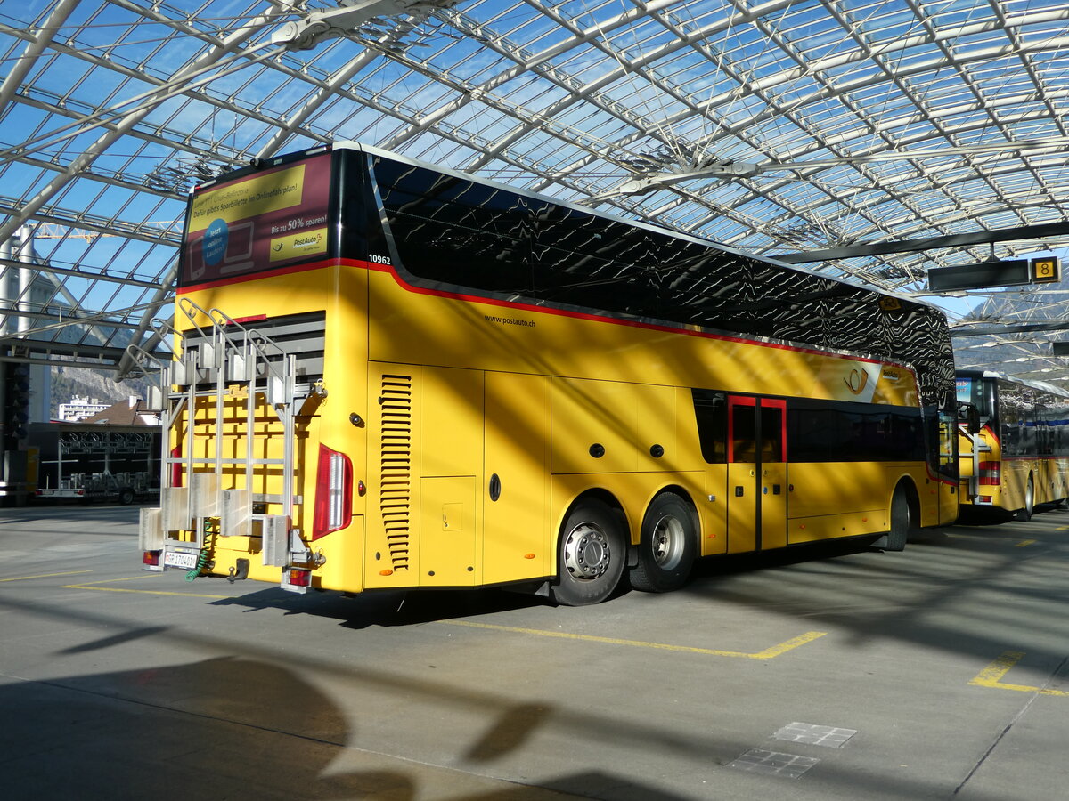 (242'308) - PostAuto Graubnden - GR 170'401 - Van Hool am 8. November 2022 in Chur, Postautostation