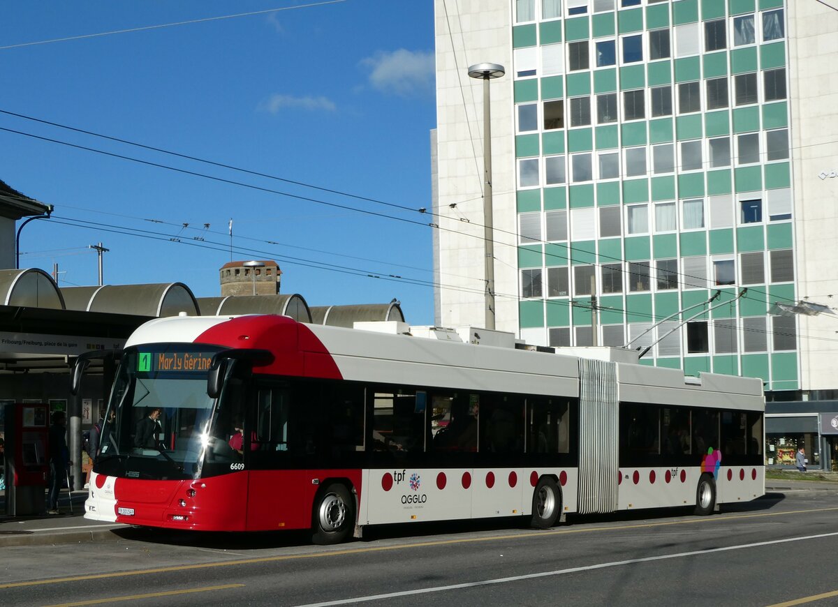 (242'381) - TPF Fribourg - Nr. 6609/FR 301'549 - Hess/Hess Gelenktrolleybus am 10. November 2022 beim Bahnhof Fribourg