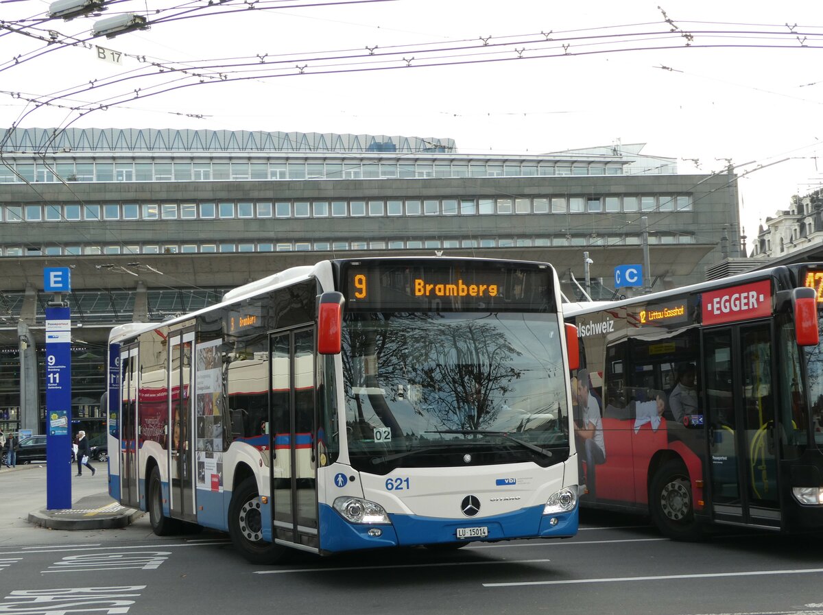 (242'444) - VBL Luzern - Nr. 621/LU 15'014 - Mercedes am 11. November 2022 beim Bahnhof Luzern