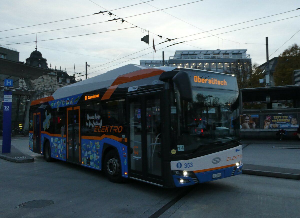 (242'465) - VBL Luzern - Nr. 353/LU 15'018 - Solaris am 11. November 2022 beim Bahnhof Luzern