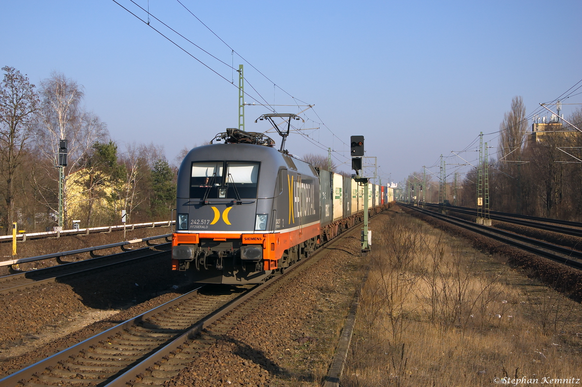 242.517  Fitzgerald  (182 517-3) Hector Rail AB für LOCON Benelux B.V. mit einem Containerzug in Berlin Jungfernheide und fuhr weiter in Richtung Berlin-Spandau. 14.02.2015 