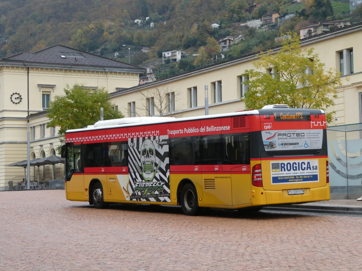 (242'718) - AutoPostale Ticino - TI 228'017 - Mercedes am 15. November 2022 beim Bahnhof Bellinzona