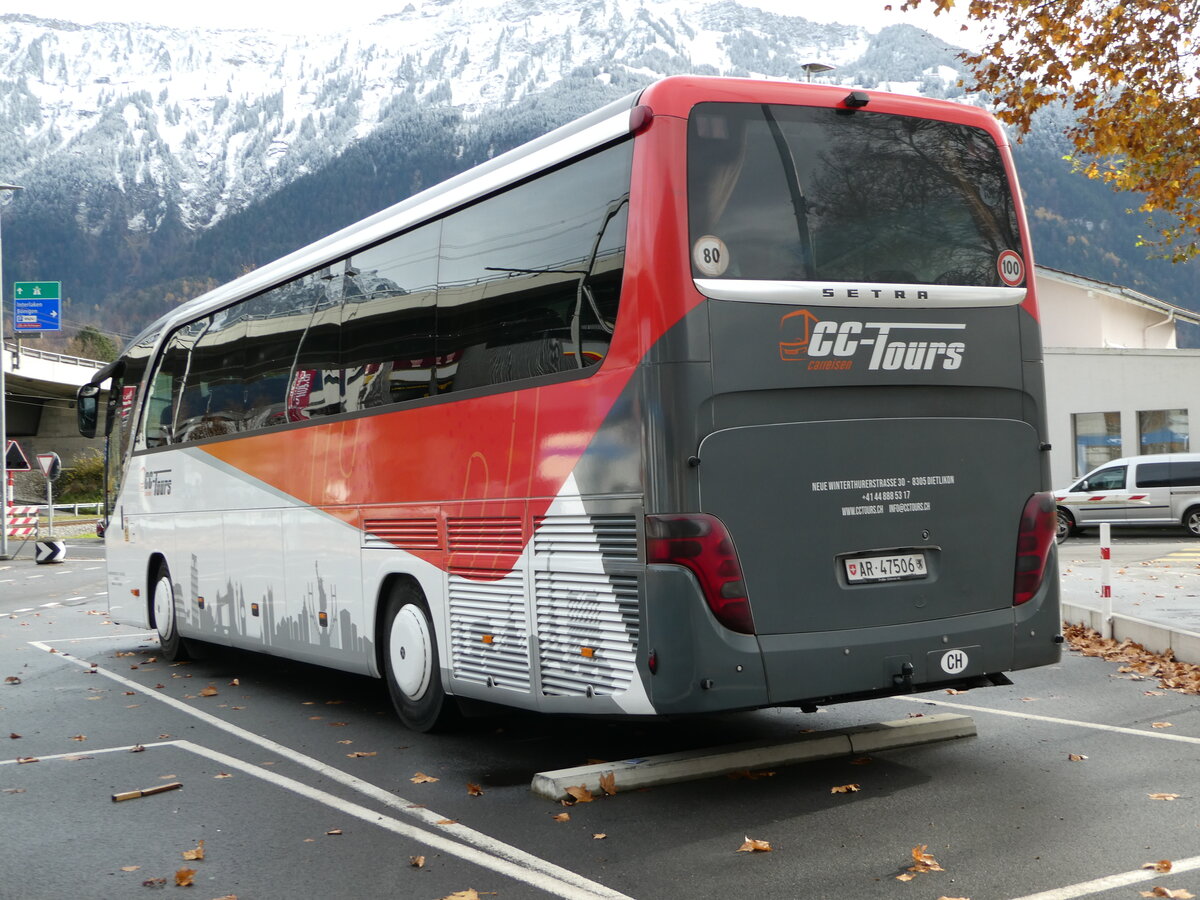 (243'071) - CC-Tours, Dietlikon - AR 47'506 - Setra am 22. November 2022 beim Bahnhof Interlaken Ost