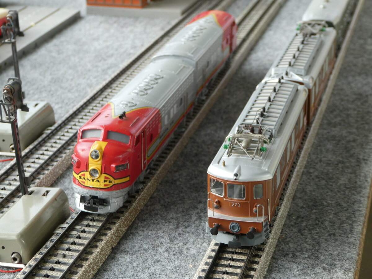 (243'207) - Santa Fe + BLS-Lokomotive - Nr. 273 - am 27. November 2022 in Thun, Kisslingweg