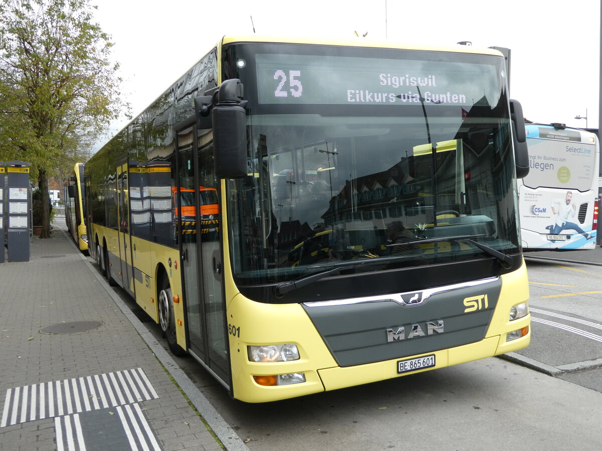 (243'313) - STI Thun - Nr. 601/BE 865'601 - MAN am 30. November 2022 beim Bahnhof Thun