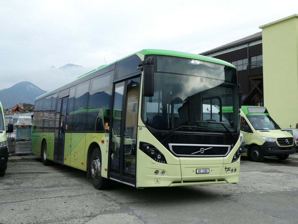 (243'405) - TPC Aigle - Nr. 20/VD 1186 - Volvo am 3. Dezember 2022 in Collombey, Garage