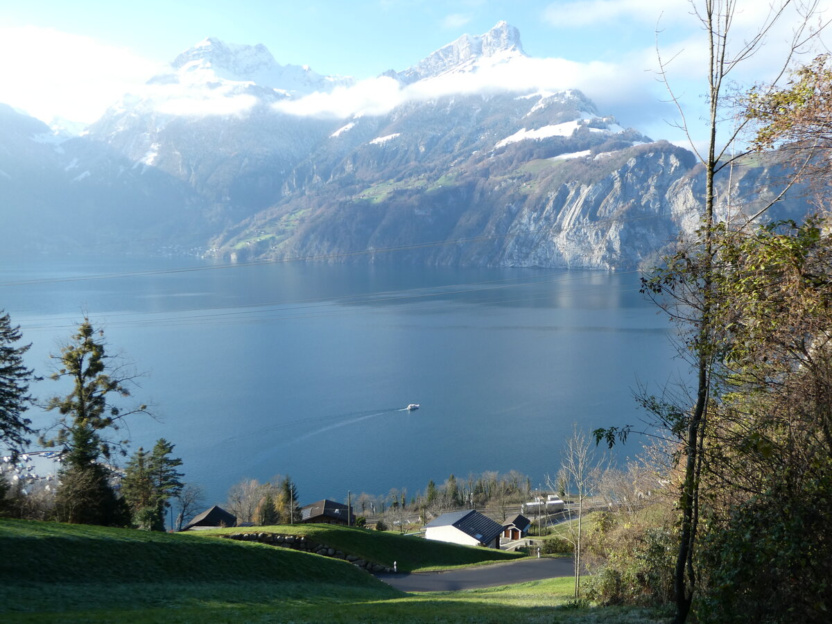 (243'647) - Blick am 8. Dezember 2022 von oberhalb Sisikon auf den Urnersee