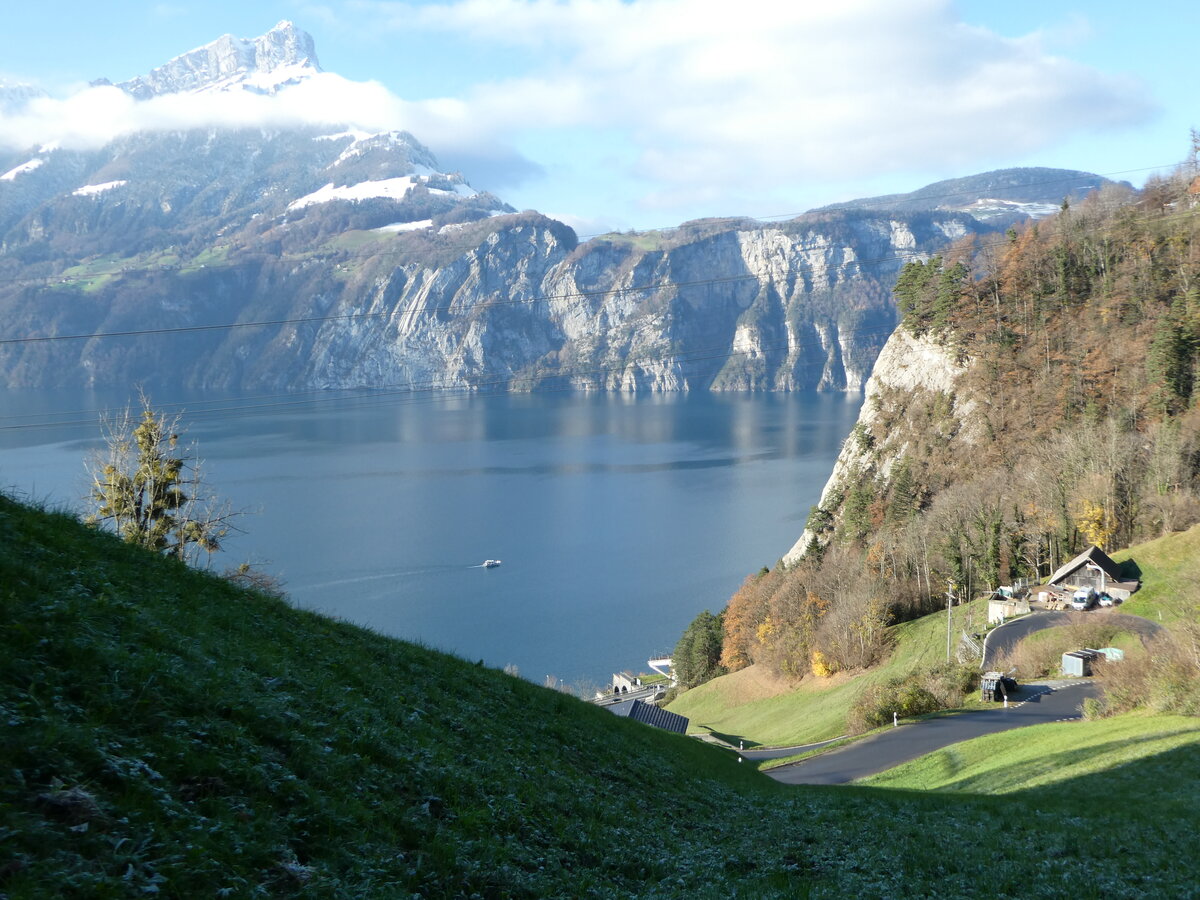 (243'648) - Blick am 8. Dezember 2022 von oberhalb Sisikon auf den Urnersee