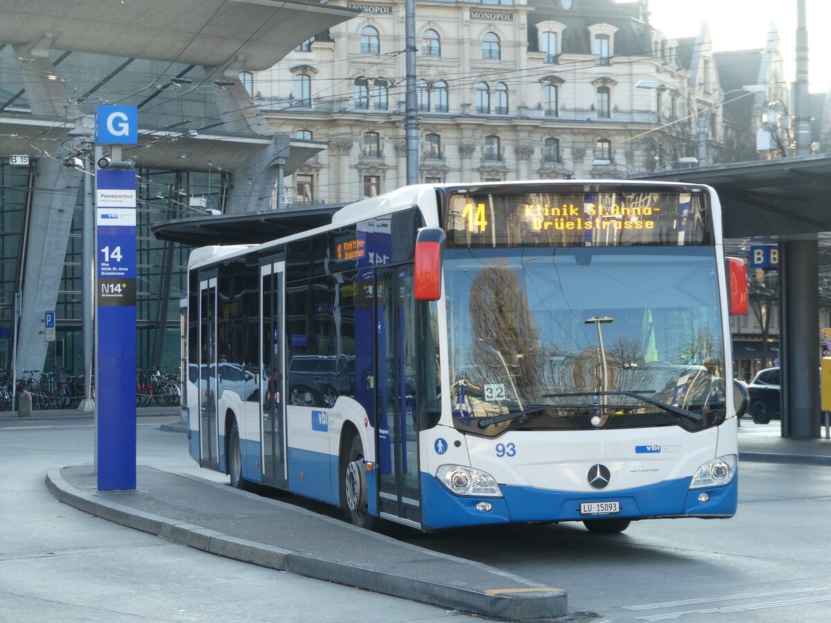 (243'663) - VBL Luzern - Nr. 93/LU 15'093 - Mercedes am 8. Dezember 2022 beim Bahnhof Luzern