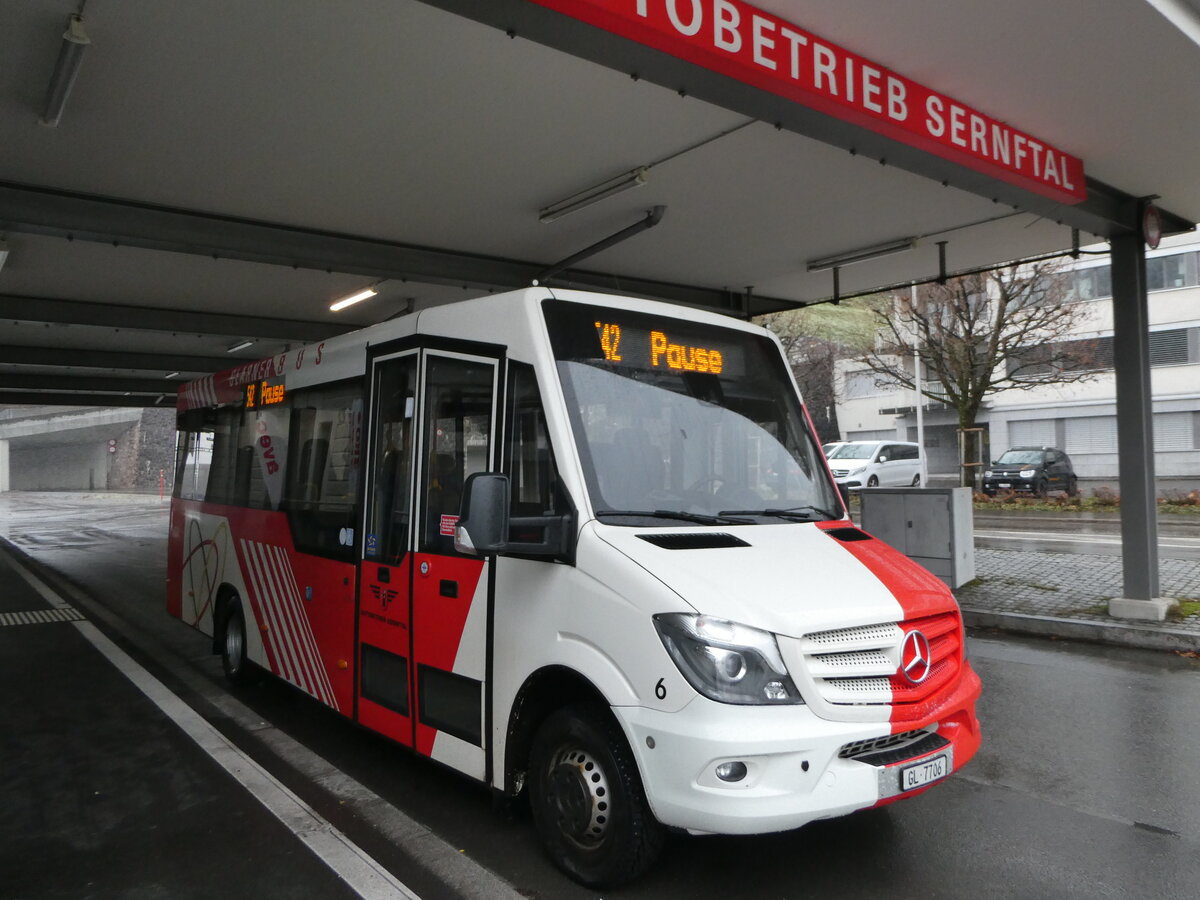 (243'732) - AS Engi - Nr. 6/GL 7706 - Mercedes/Kutsenits am 10. Dezember 2022 beim Bahnhof Schwanden