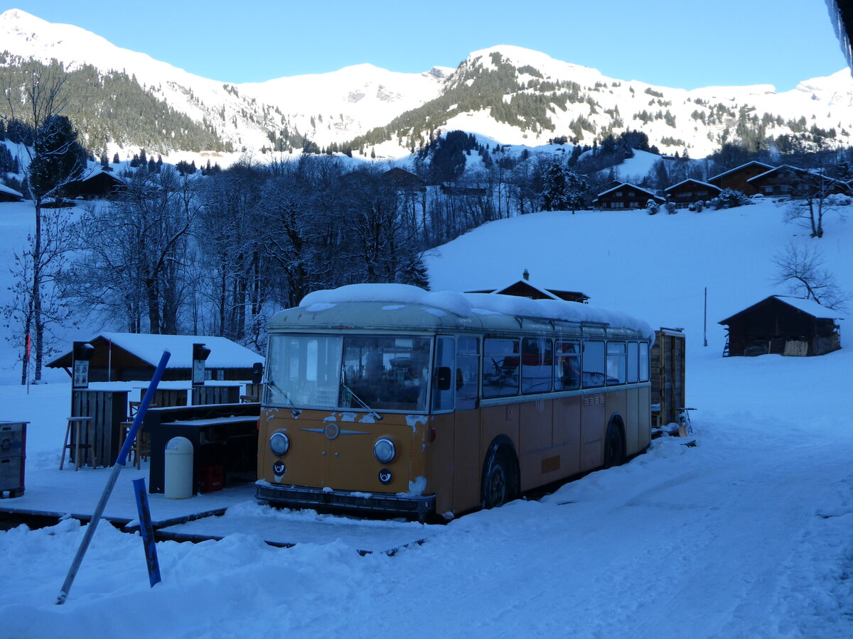 (243'988) - Bus Stop, Grindelwald - Nr. 5 - FBW/R&J (ex Schuler, Orpund; ex Tramverein, Bern; ex Meier, Studen; ex Schr, Aegerten; ex ABM Meinisberg Nr. 5; ex ABM Meinisberg Nr. 1) am 18. Dezember 2022 in Grindelwald, Steinacher