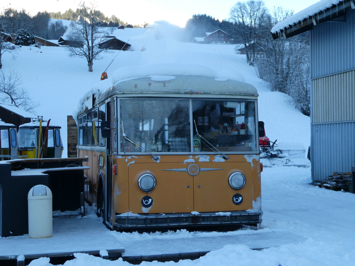 (243'992) - Bus Stop, Grindelwald - Nr. 5 - FBW/R&J (ex Schuler, Orpund; ex Tramverein, Bern; ex Meier, Studen; ex Schr, Aegerten; ex ABM Meinisberg Nr. 5; ex ABM Meinisberg Nr. 1) am 18. Dezember 2022 in Grindelwald, Steinacher