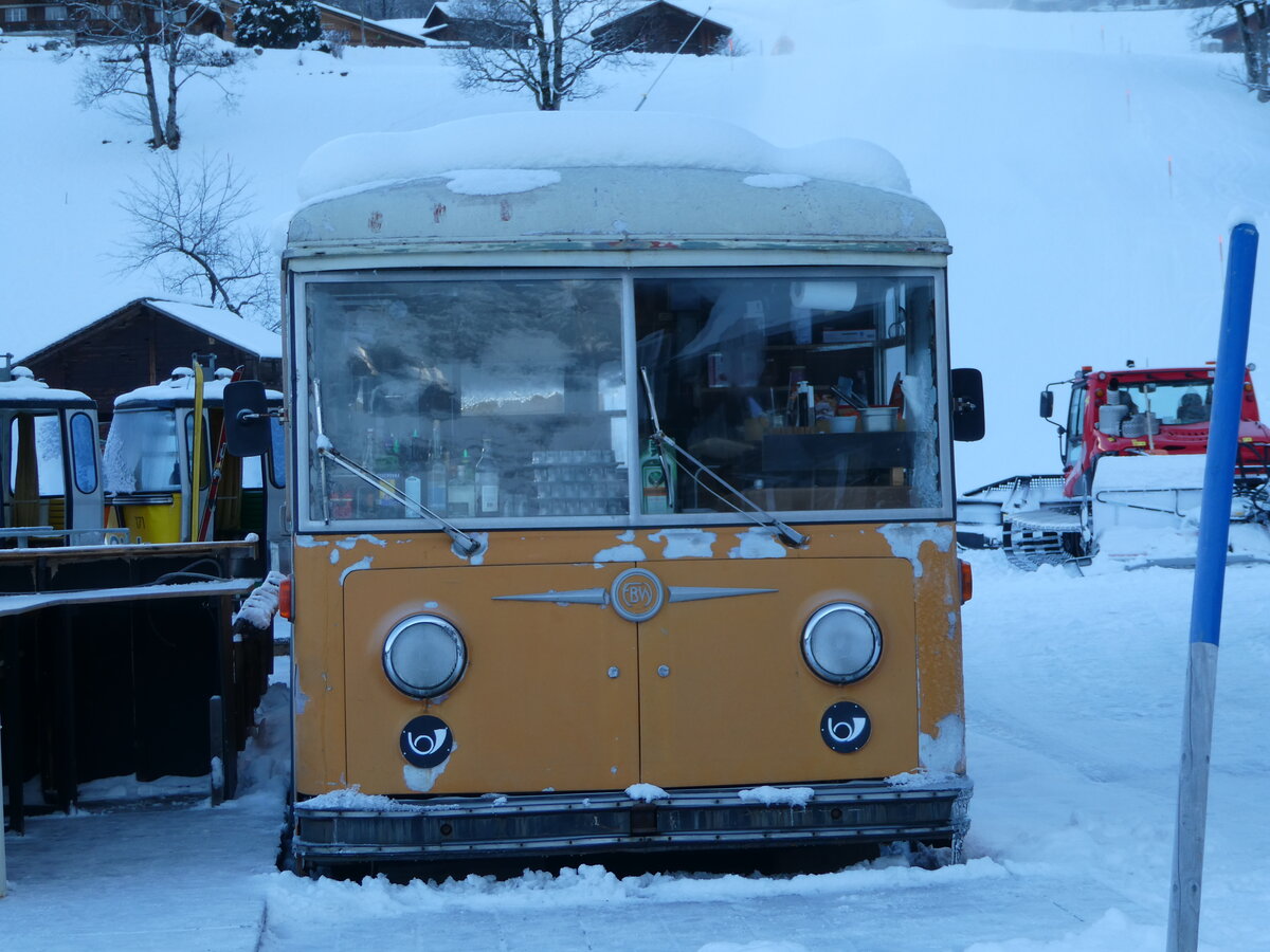 (243'994) - Bus Stop, Grindelwald - Nr. 5 - FBW/R&J (ex Schuler, Orpund; ex Tramverein, Bern; ex Meier, Studen; ex Schr, Aegerten; ex ABM Meinisberg Nr. 5; ex ABM Meinisberg Nr. 1) am 18. Dezember 2022 in Grindelwald, Steinacher