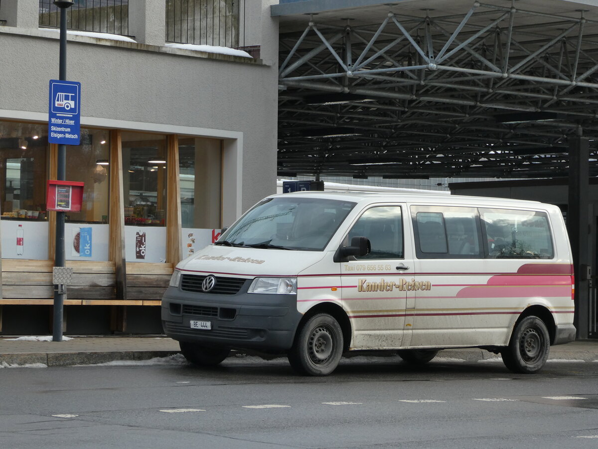 (244'071) - Kander-Reisen, Frutigen - BE 444 - VW am 20. Dezember 2022 beim Bahnhof Frutigen