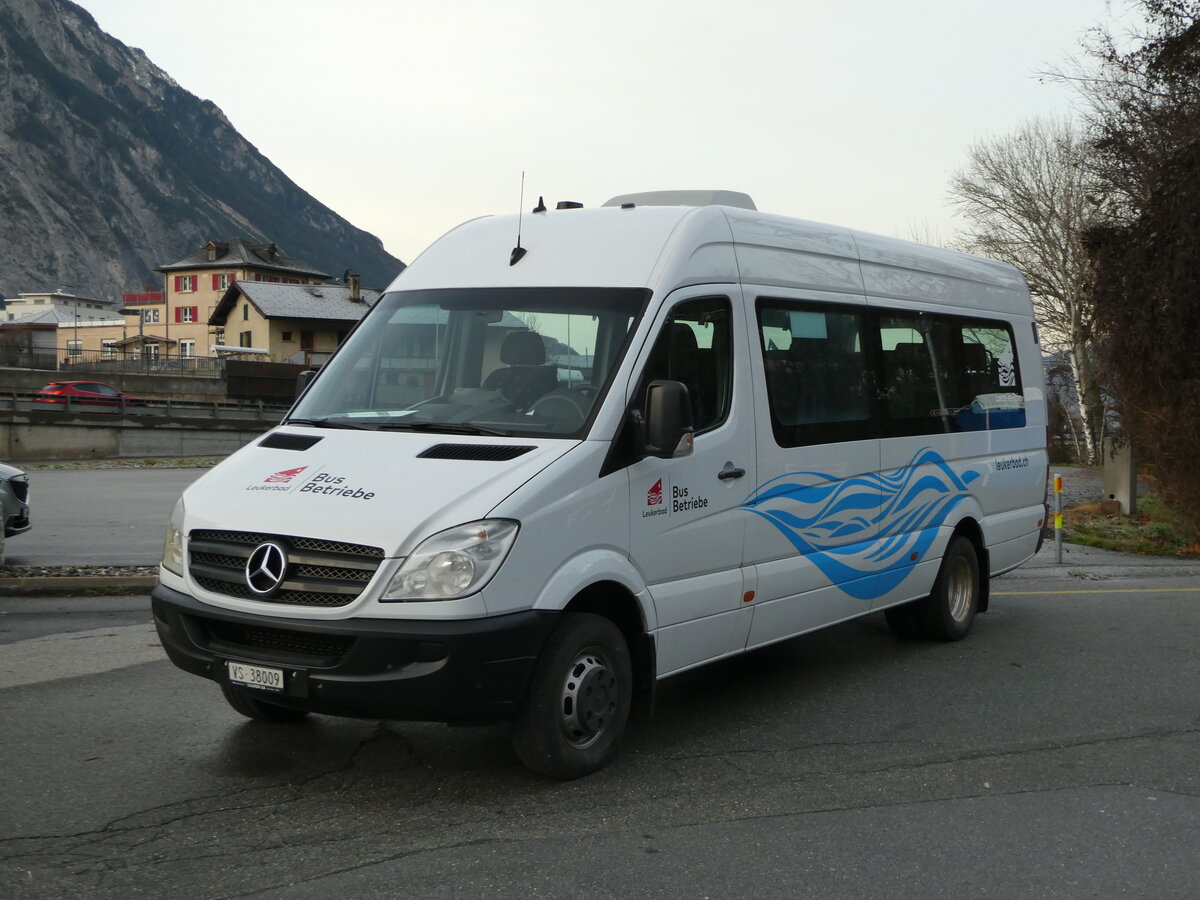 (244'112) - LBB Susten - Nr. 9/VS 38'009 - Mercedes am 26. Dezember 2022 in Leuk, Garage 