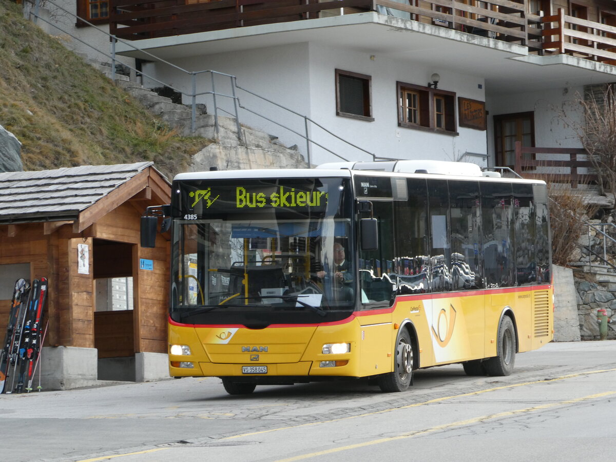 (244'126) - PostAuto Wallis - Nr. 28/VS 358'045 - MAN/Gppel (ex AAGU Altdorf Nr. 72; ex PostAuto Bern; ex PostAuto Bern Nr. 217; ex RBS Worblaufen Nr. 217) am 26. Dezember 2022 in St.Luc, Post