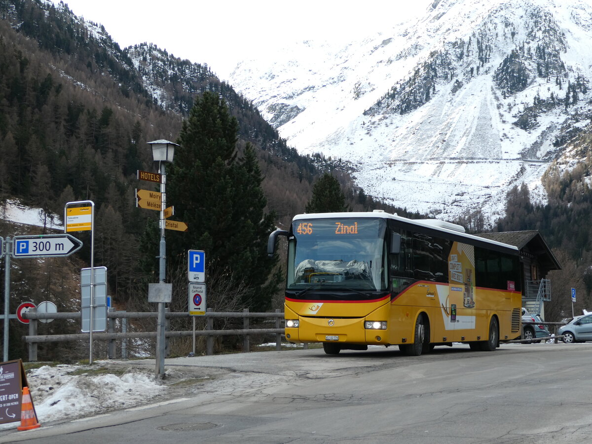 (244'139) - TSAR, Sierre - VS 132'779 - Irisbus (ex PostAuto Wallis Nr. 17) am 26. Dezember 2022 in Grimentz, Tlcabine 