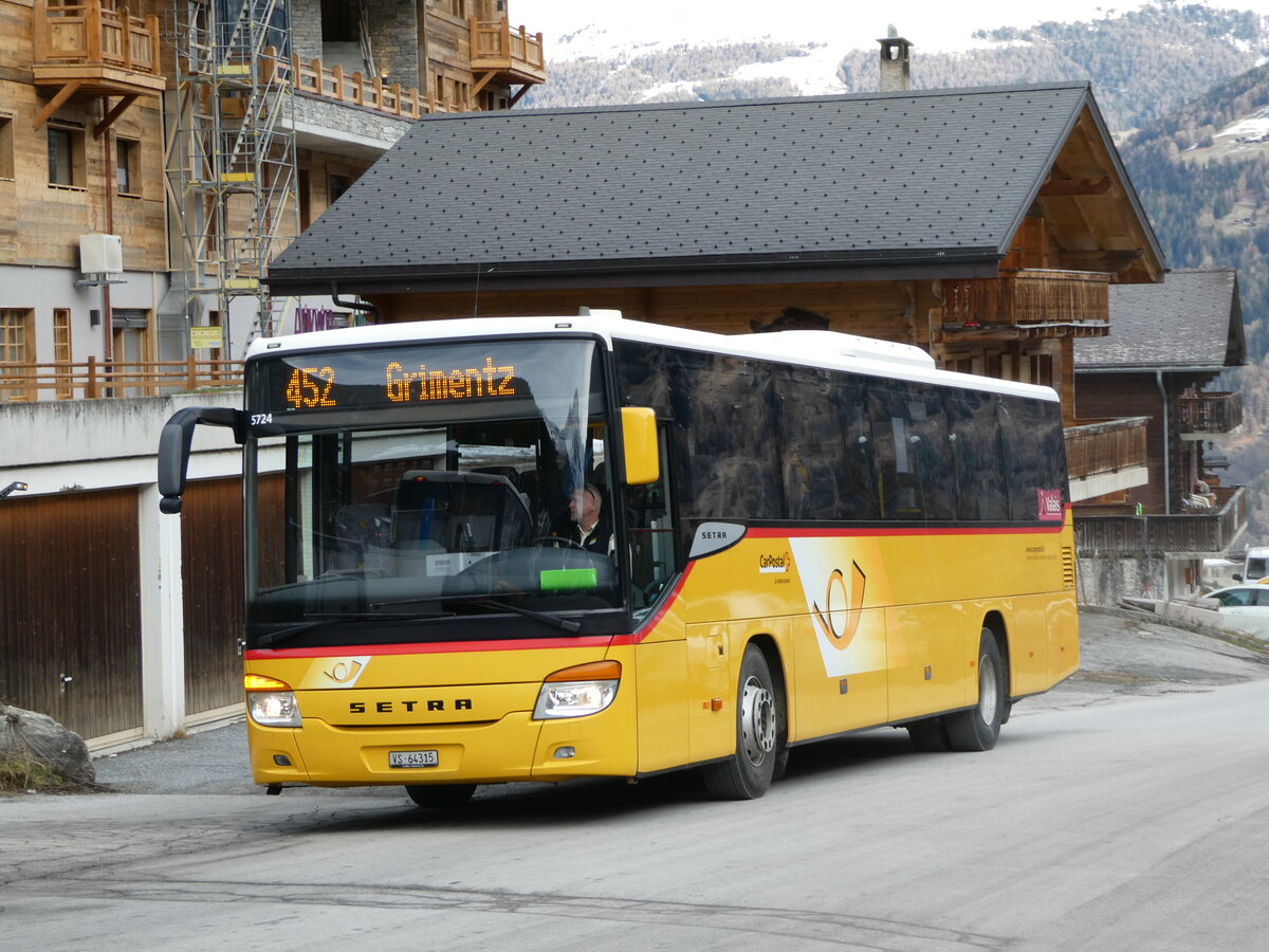 (244'149) - TSAR, Sierre - VS 64'315 - Setra am 26. Dezember 2022 in Grimentz, Tlcabine