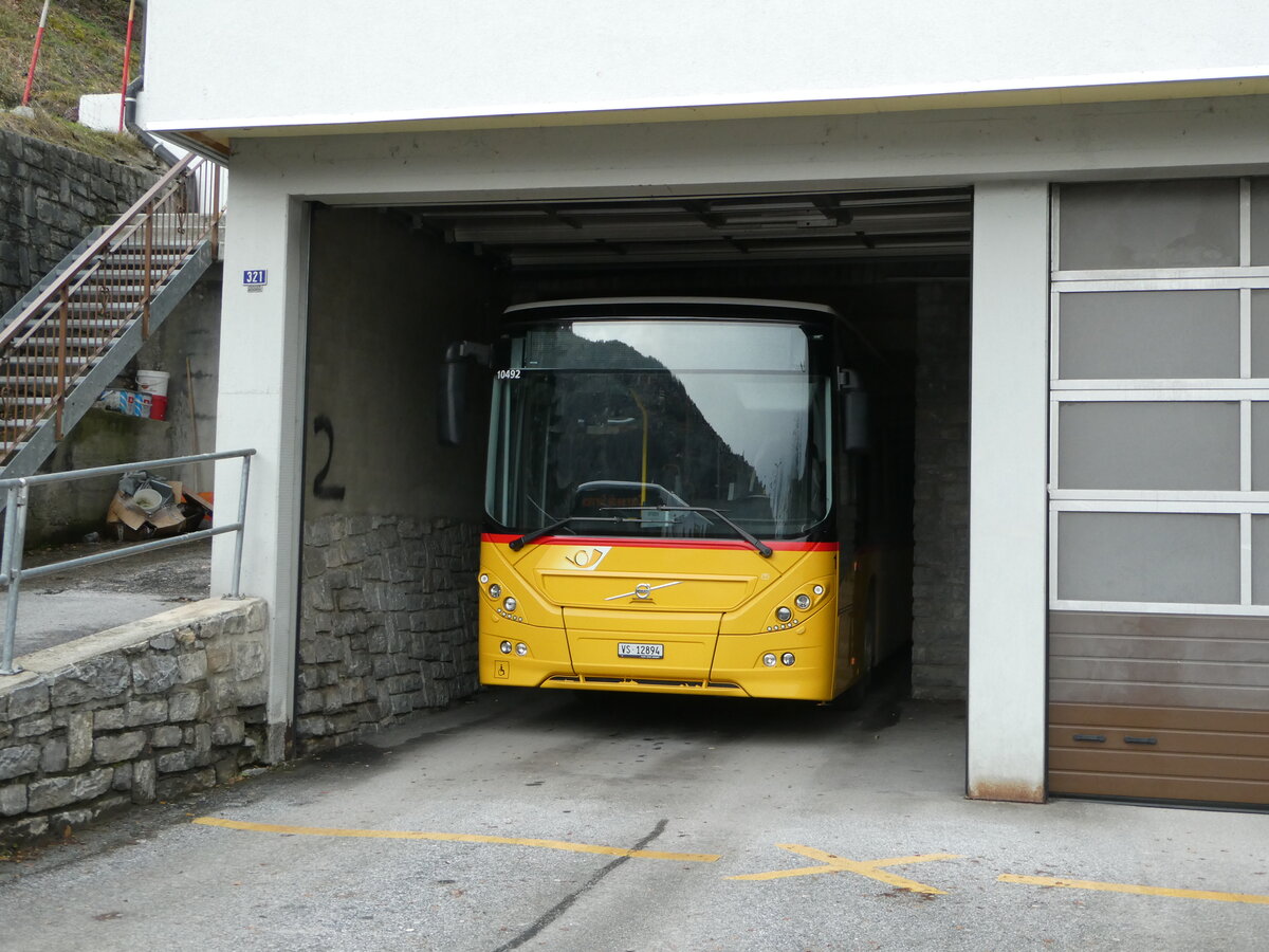 (244'193) - Lathion, Sion - Nr. 1/VS 12'894 - Volvo am 26. Dezember 2022 in Basse-Nendaz, Garage