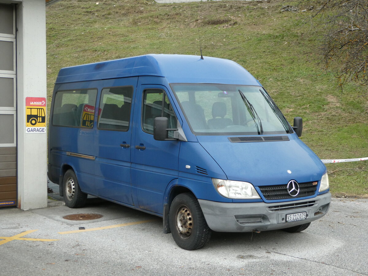 (244'194) - Association Les Trotteurs de la Printze, Fey - VS 212'075 - Mercedes am 26. Dezember 2022 in Basse-Nendaz, Garage Lathion