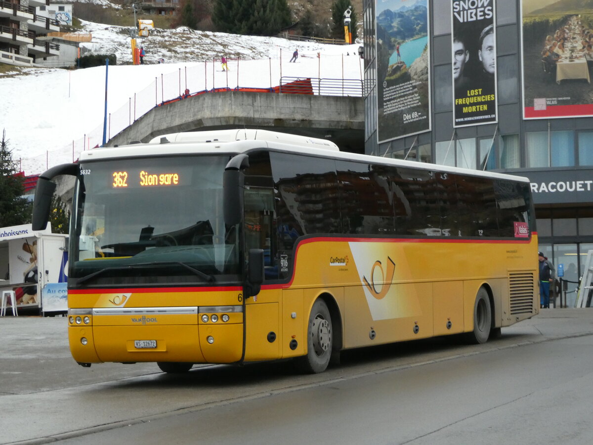 (244'197) - Lathion, Sion - Nr. 6/VS 12'672 - Van Hool am 26. Dezember 2022 in Haute-Nendaz, Tlcabine