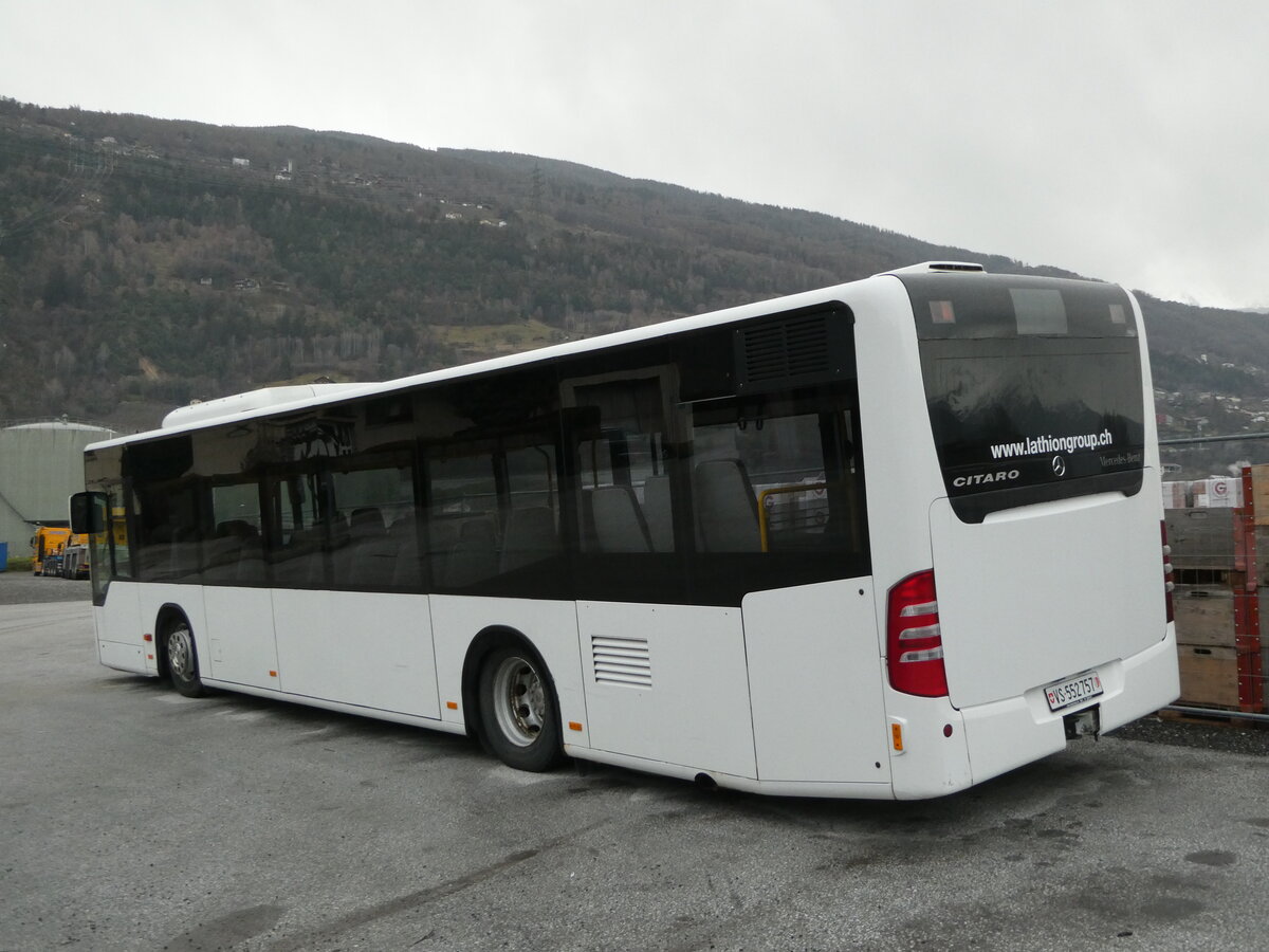 (244'215) - Lathion, Sion - Nr. 14/VS 552'727 - Mercedes (ex SB Schaffhausen Nr. 28) am 26. Dezember 2022 in Sion, Garage