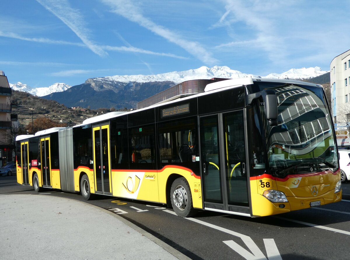 (244'258) - PostAuto Wallis - Nr. 58/VS 519'940 - Mercedes am 28. Dezember 2022 beim Bahnhof Sion