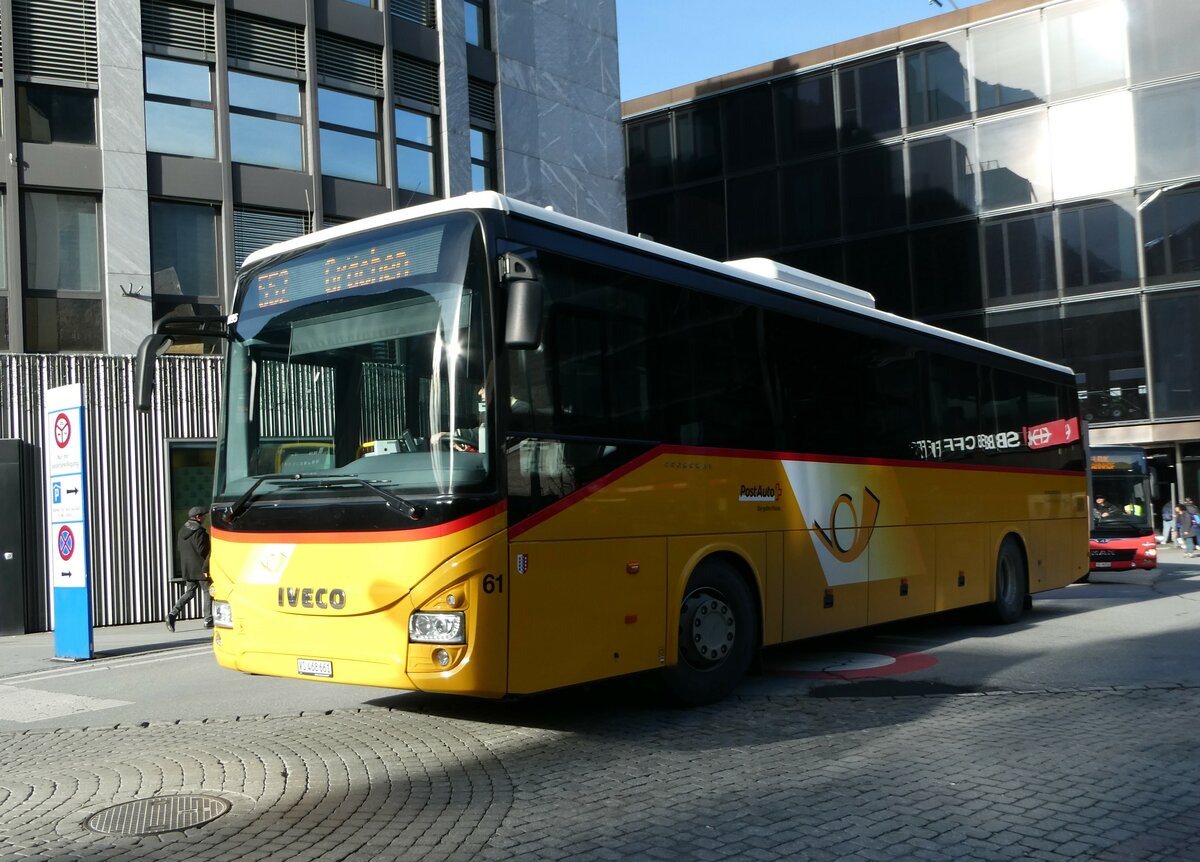 (244'354) - Zerzuben, Visp-Eyholz - Nr. 61/VS 468'661/PID 10'895 - Iveco am 1. Januar 2023 beim Bahnhof Visp